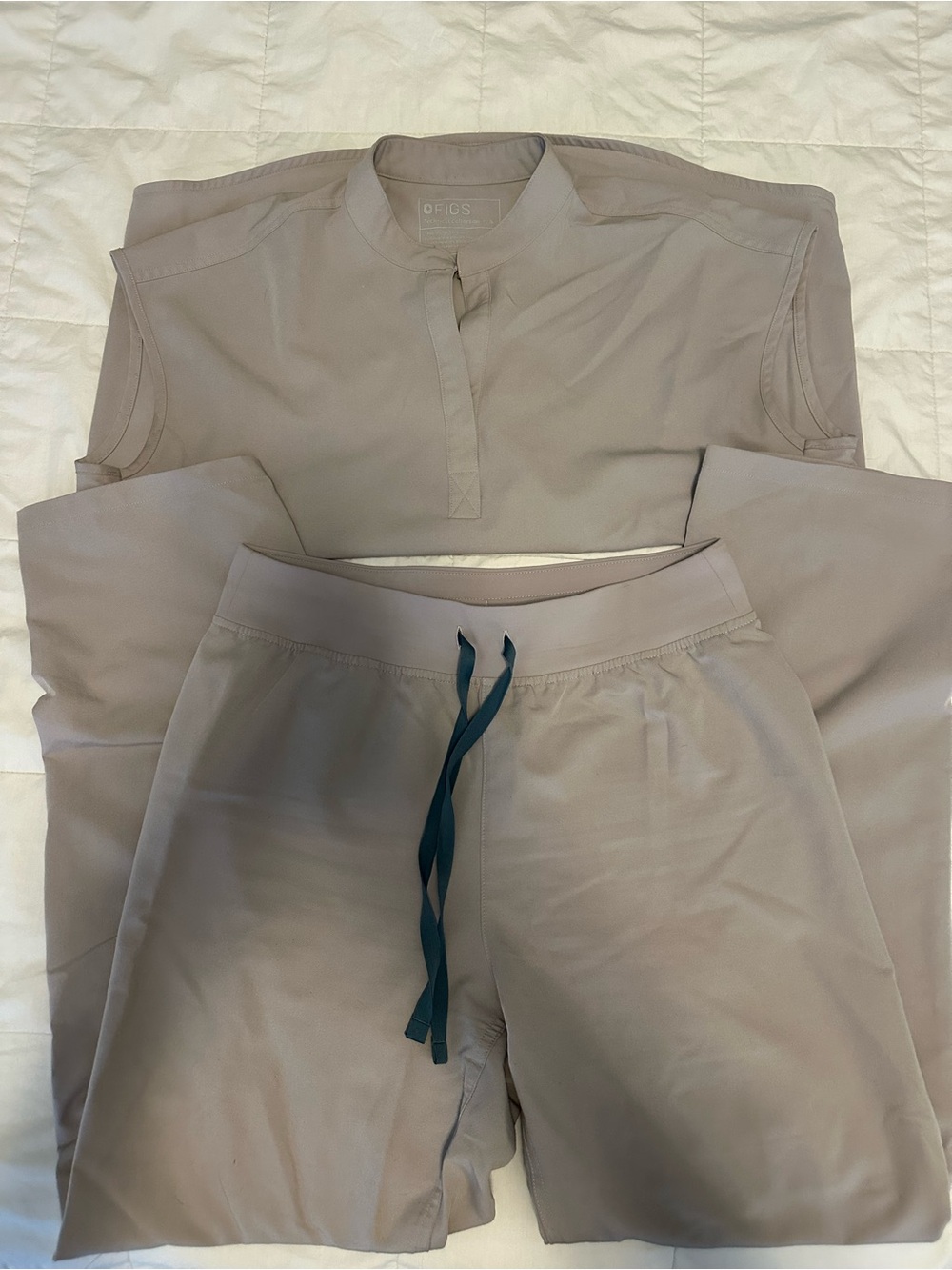 Figs Women’s SLATE Scrub Set - Rafaela Top (S) Livingston Bottoms (M)